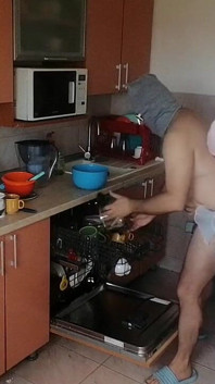 Para zabawy w kuchni. Seksowna żona robi obowiązki domowe w domu nago
