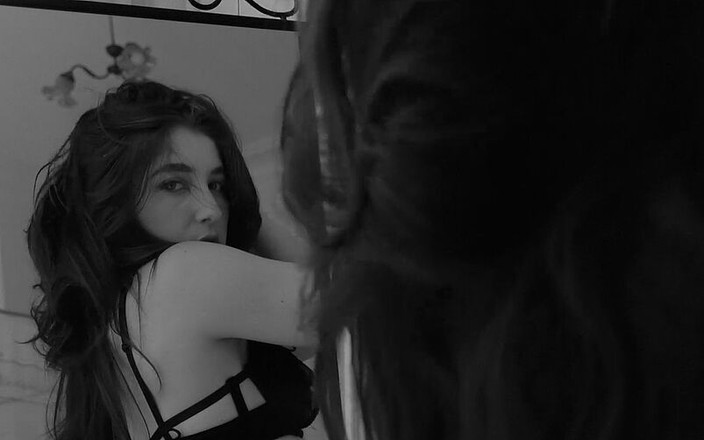 Madelaine_Rousset: Solo fingering - mjuk beröring.