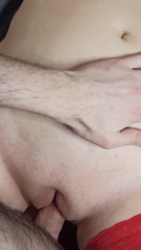Orta yaşlı seksi kadın ıslak amının misyoner pozisyonunda sikilmesine izin veriyor