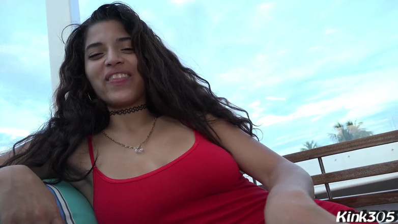 Alex Ace 305: Filha vizinha Gabriella Lopez recebe sua buceta comida e dá...
