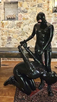 Penguasaan dildo besar Gloomy - Alex Latex