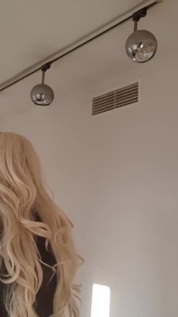 Blondă în piele foarte entuziasmată
