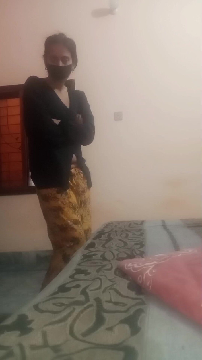 SHAKRATASNEEM: 与继兄弟在家做爱的继妹设置如此热辣