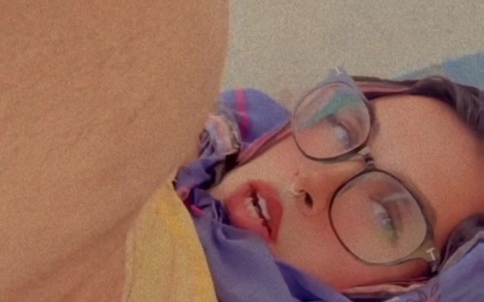 Jasiya: 정액을 먹으려고 오줌을 싸는 작년 점심