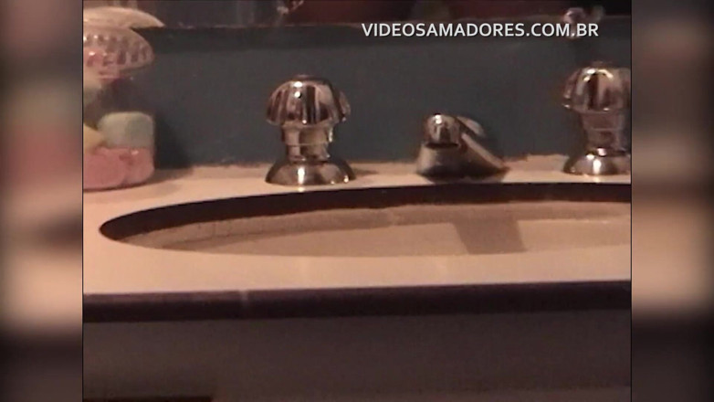 Amateurs videos: Man masturbates mischievous girlfriend while she straightens her hair