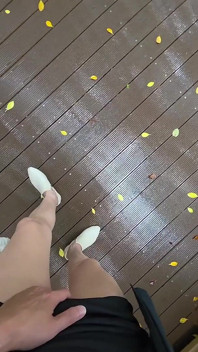 La ragazza transessuale birichina Tingxuan cavalca un dildo all'aperto