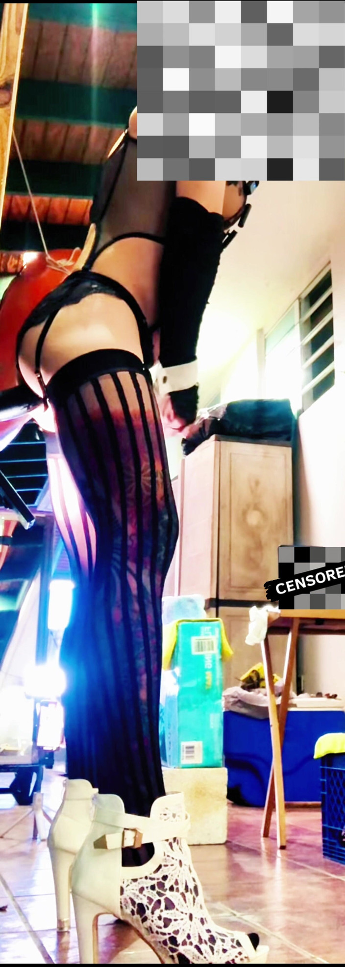 Benito414: セクシーなトランスジェンダーの黒いストッキングが壁に乗っているアナルディルド