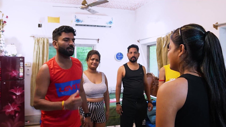Queen star Desi: Práctica de yoga matutina y profesor follada y estudiante, sexo...