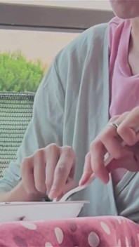 Pasangan Itali blowjob di bawah meja selepas makan creampie mendalam sudut pandangan pertama