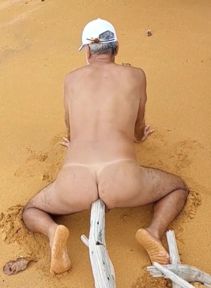 Ladysilvas: Ladysilva goală pe plajă excitată cu o pulă în cur