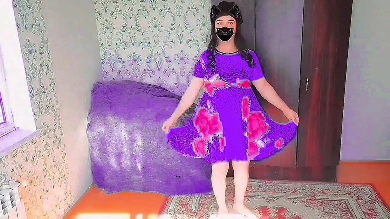 Kitty_Cross: 令人惊叹的娘娘腔在霓虹灯下慢慢戏弄身体