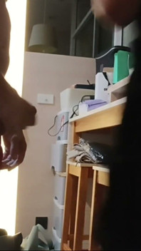 Mutfak barının arkasında gece geç saatlerde ladyboy