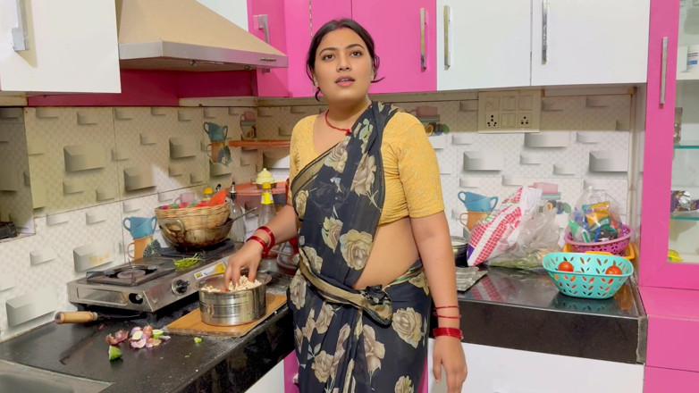 Hotty_ragini: Ibu tiriku yang cantik lagi masak di dapur, ayah tiri...