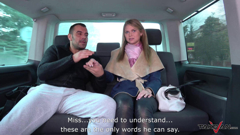Take Van: Незнакомец предлагает прокатиться на симпатичной потерянной блондинке и трахнуть ее в фургоне