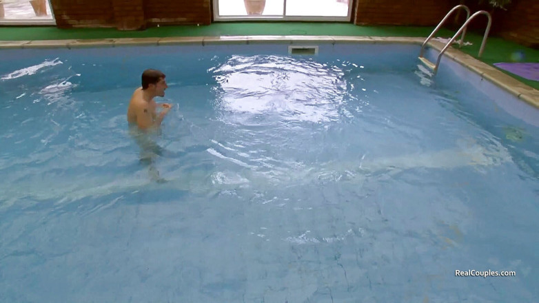 Real couples: Shelly, alan e lucy si divertono in piscina a delle...