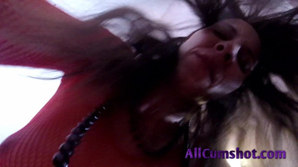 All Cumshot: Děvka brunetka v síťovaných tělech kouří
