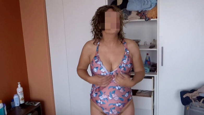 Ardientes69: Filmei Minha Madrasta Experimentando Seus Biquínis Para Suas Férias Na...
