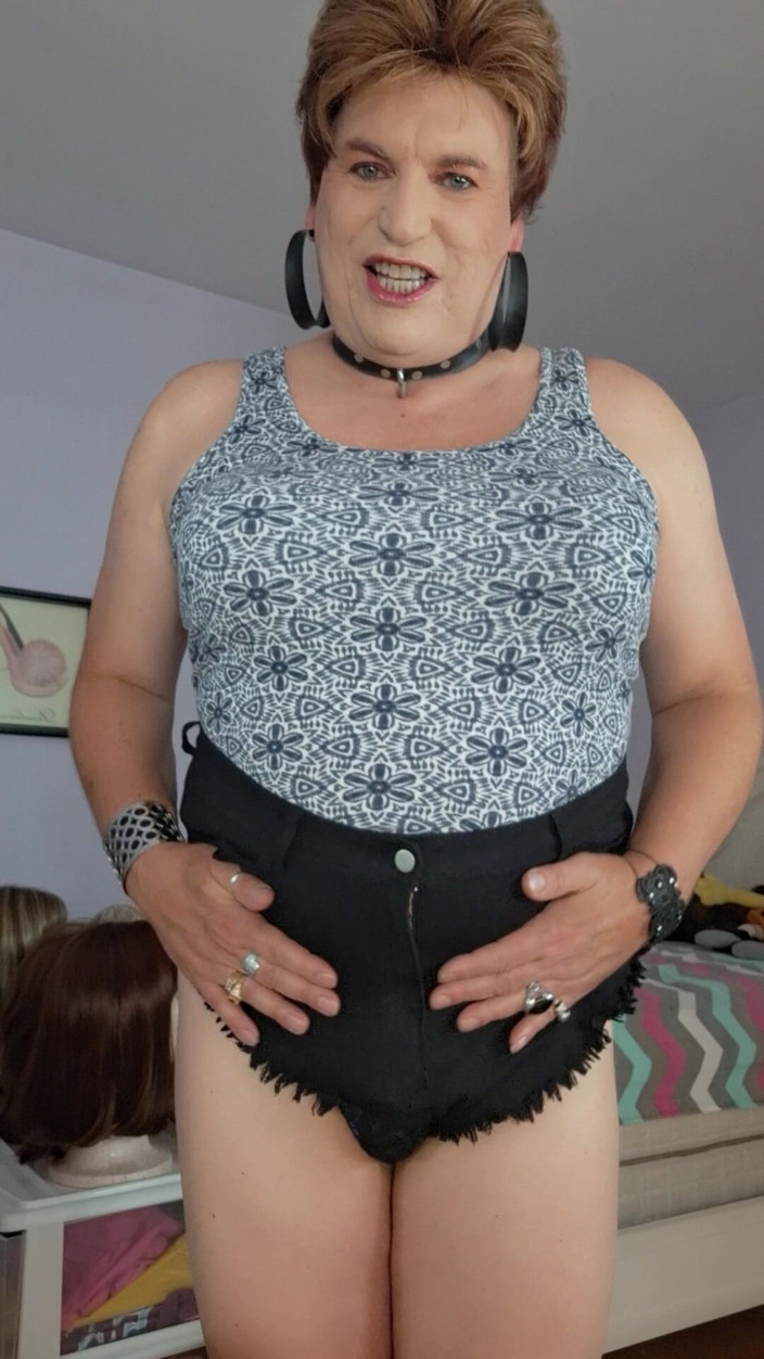 Victoria Lecherri: Gibt Es Etwas Besonderes, Das Ich Für Dich Tun Kann?...