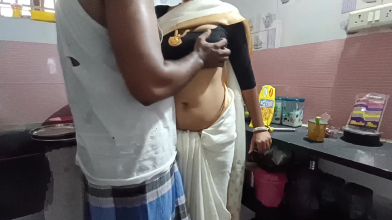 Inba: दक्षिण भारतीय घर की पत्नी पड़ोसी के साथ रसोई घर में चुदाई कर रही है