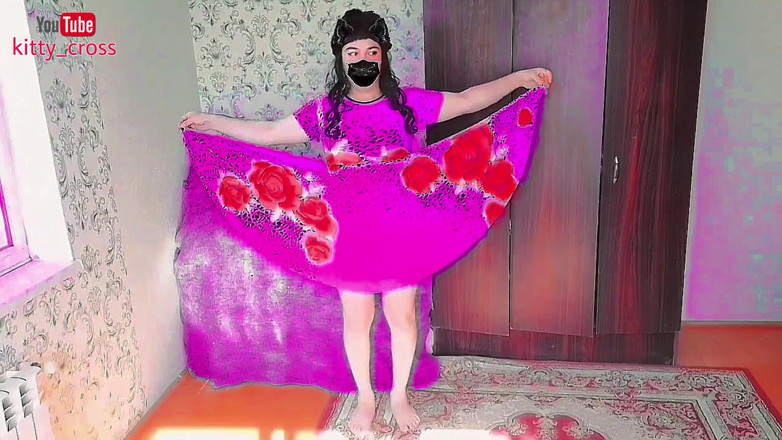 Kitty_Cross: Jestem uroczą Ladyboy w mini spódniczce i moim białym pięknym...