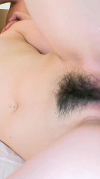 Seksowna japońska nastolatka zerżnięta w mokrym trójkącie z gorącym creampie