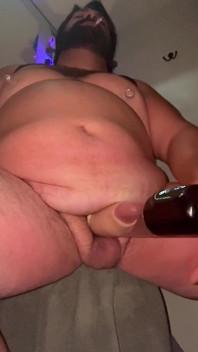 Gordo padrasto fumando e acariciando novamente