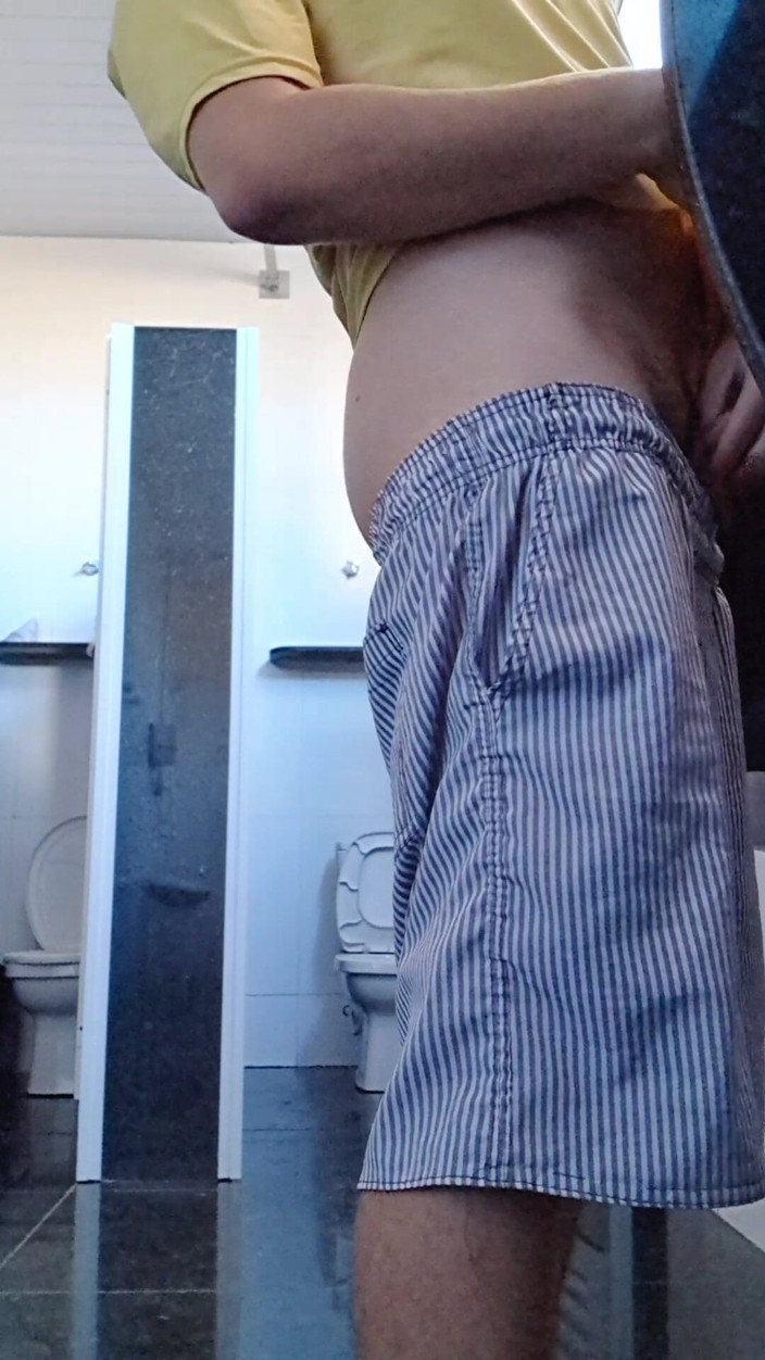 Marcosninfo: Ich war allein im Badezimmer des Ladens und habe viel...