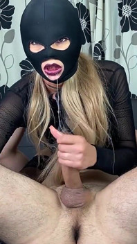 Curvă cu mască și ciorapi. Futai pe față adânc în gât, futai cu spermă în gură și muie - Adeline Murphy