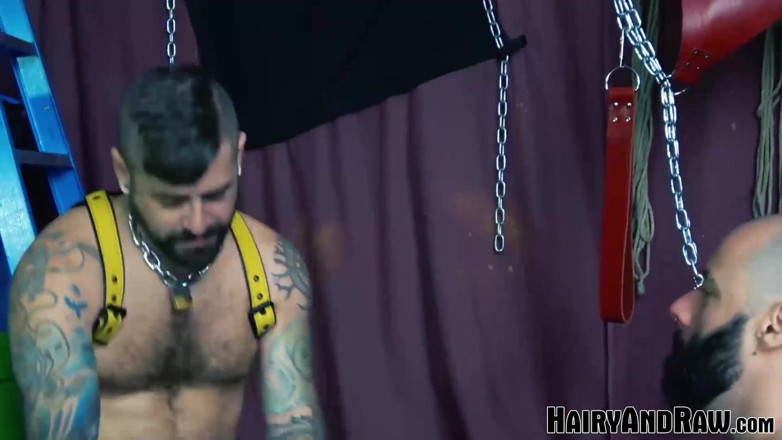 Hairy And Raw: HAIRYANDRAW - Burly John Lock hintern für Jon Shields rohen schwanz