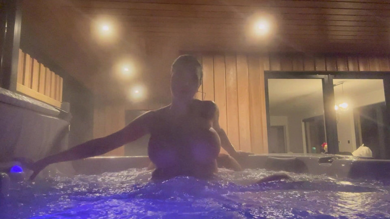 Jasmine Jae: Nachtelijke neukpartij in het bubbelbad
