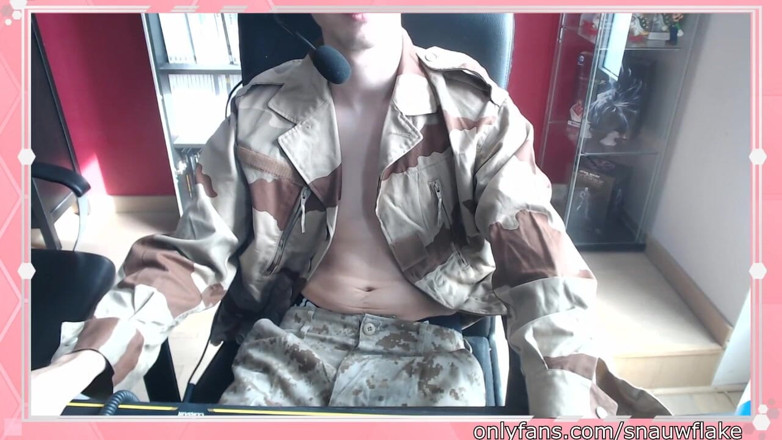 Matthew Fox Be: Matthew fox - cewek seksi militer lagi asik main video game -...
