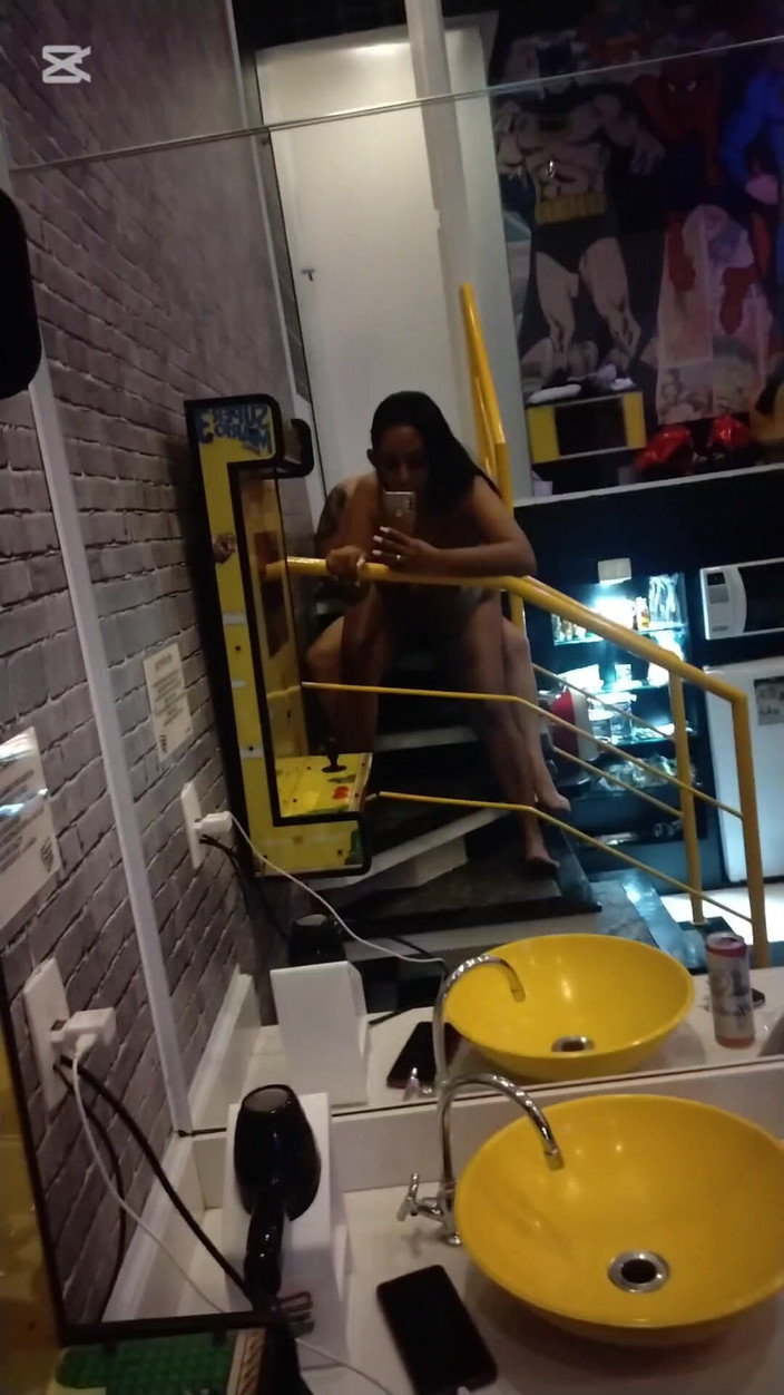 Jr and denies: З машиною всередині мотелю номер