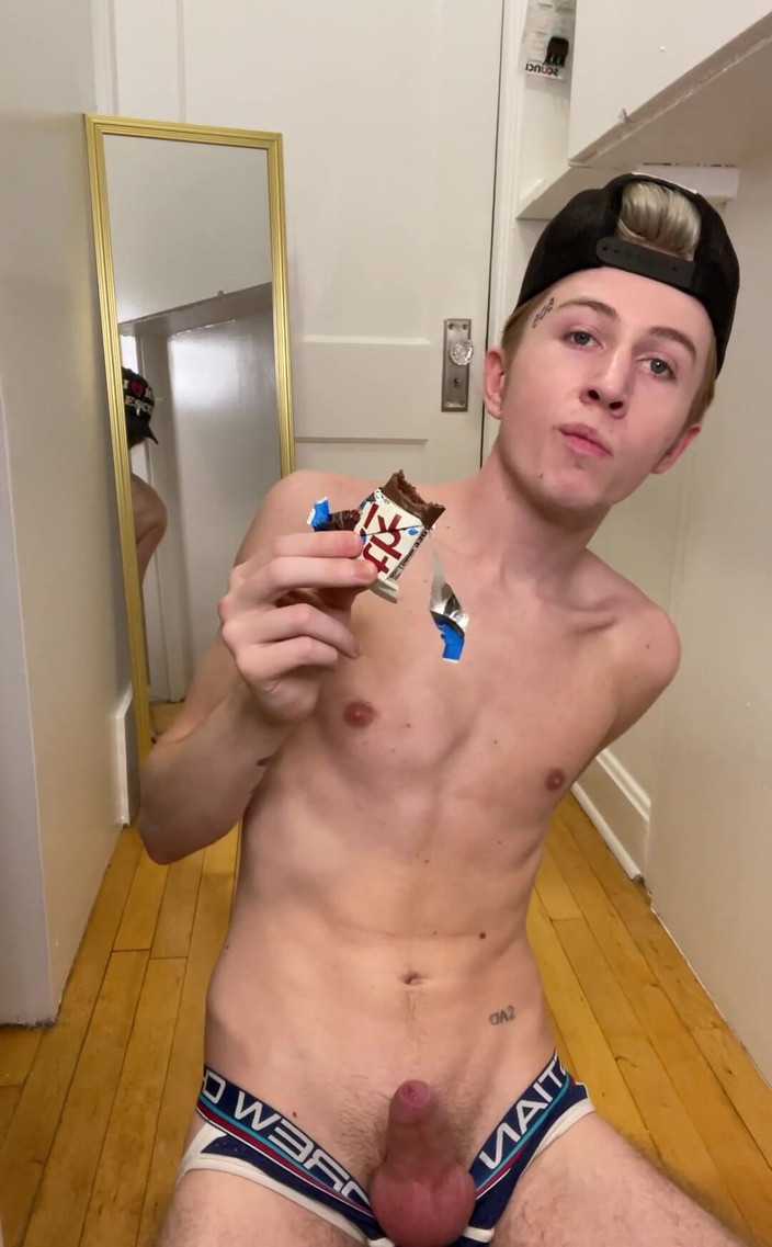 GhostCams: 뚱뚱한 자지를 제외하고는 단백질 바를 먹어