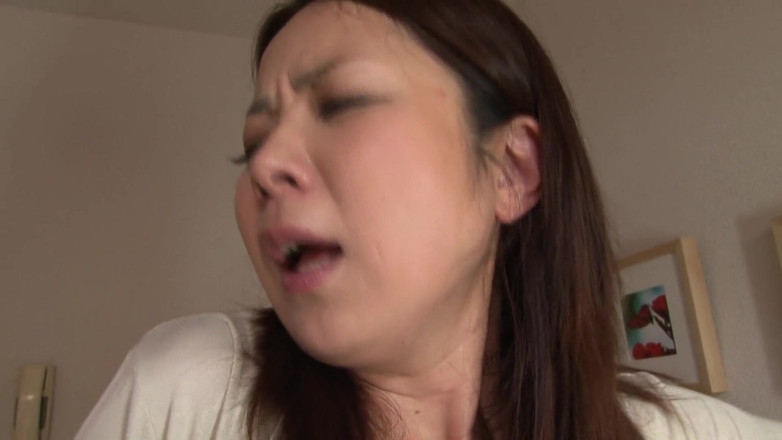 A story of a housewife: 친구가 지켜보는 동안 따먹히는 달콤한 일본 여자
