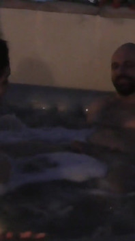 Sexo a três no Iacuzzi com Charlotte Moon