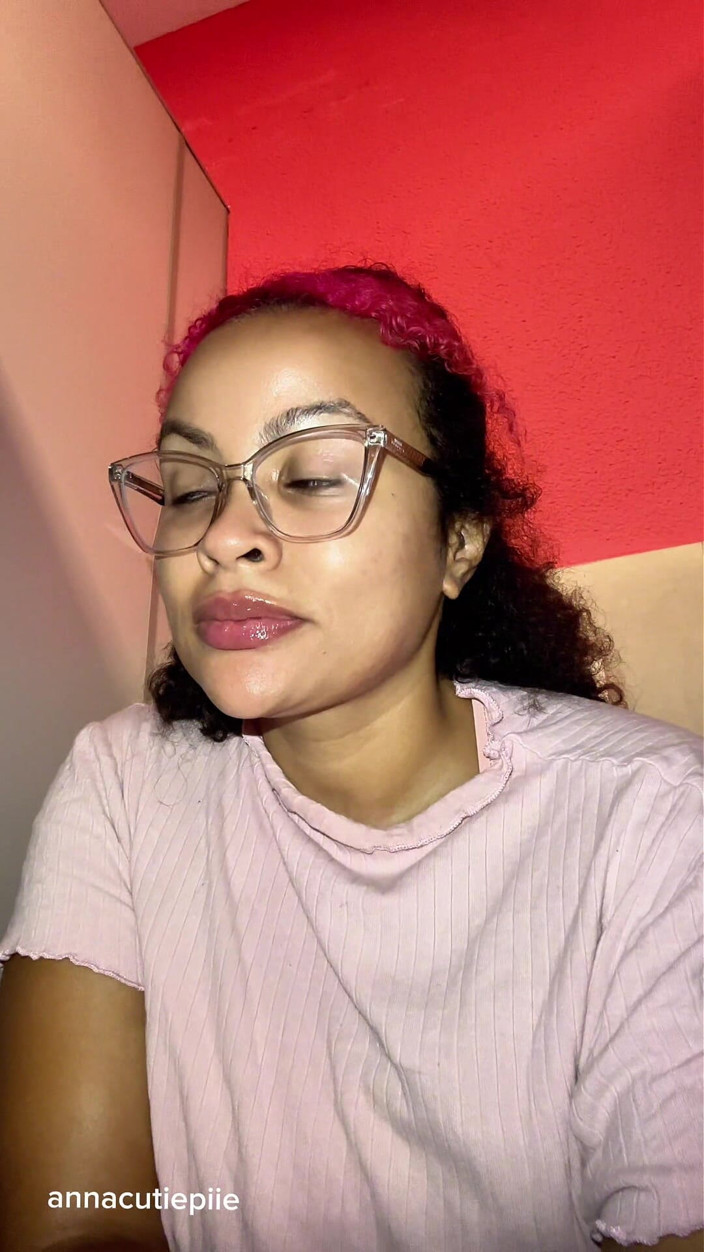 Cutiepiie Chubby: Awek gassy di bilik air awam cuba menahannya tetapi kentut...