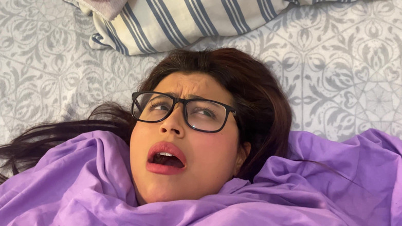 Mamicolombiana: Üvey anne odaya giriyor ve bir seks bebeğinin yerini alıyor!