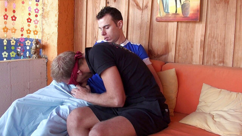 CASTING PORN AMATOR: Baisée par sa meilleure amie aux yeux bandés par surprise