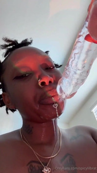 Ebenholz lutscht dildo, blowjob