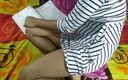 Konika: Indischer stiefbruder berührt seine stiefschwester, während sie liest