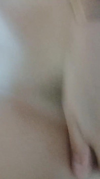 Sexy chica se masturba en su dormitorio