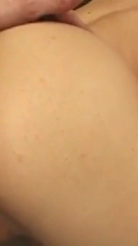 Dünne blonde dildo stopft feuchte muschi bis zum squirting-orgasmus