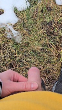 Biraz riskli işiyor - bakış açısı doğa yürüyüşü sırasında açık havada erkek çiş