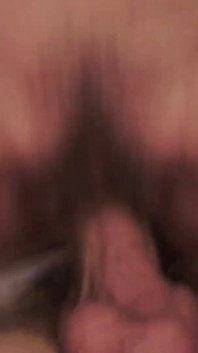 La figa pelosa della nonna viene sbattuta