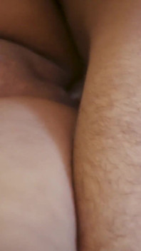 Desi Thirki proprietário da casa fode seu inquilino bhabhi ji quando seu marido não em casa (hindi audio)