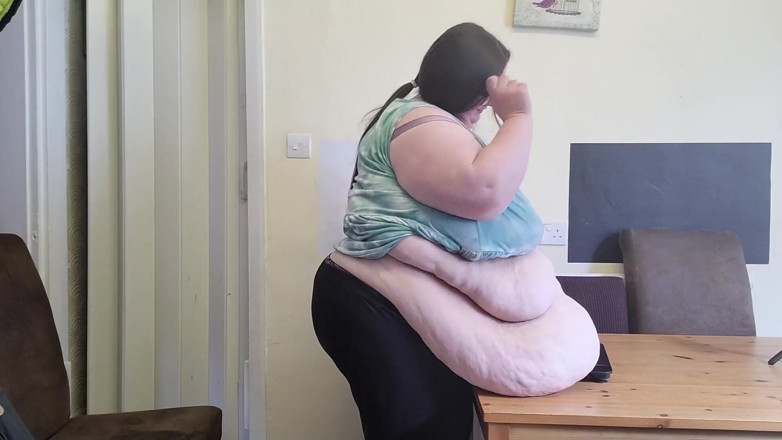 SSBBWLadyBrads: 肚子在一边称重