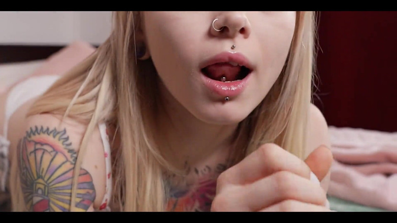 Karneli Bandi: Pirang panas menunjukkan cara mengisap kontol keras Anda. Karneli Bandi