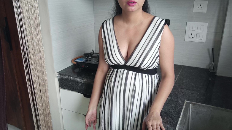 Saarabhabhi6: Une demi-sœur indienne sexy se fait baiser par son demi-frère...