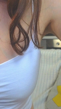Alice si cewek hot rambut cokelat lagi pamer kentut - close up