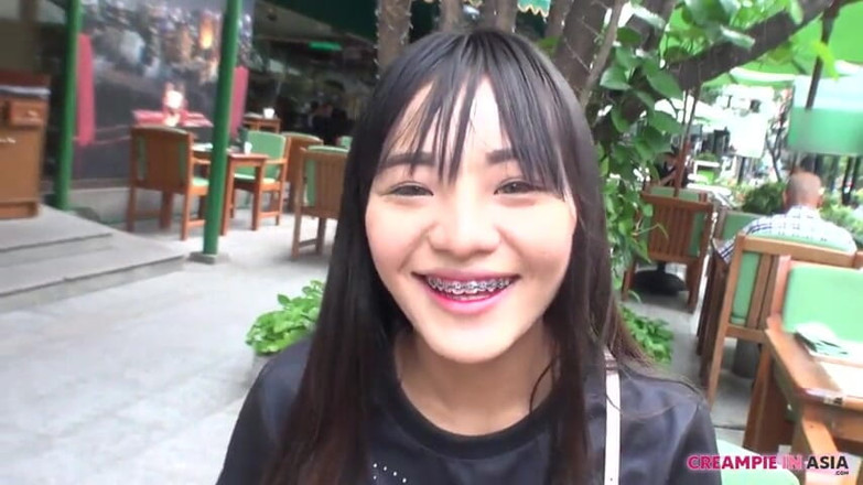 Creampie In Asia: Uzun siyah saçı kovboy kız pozisyonunda, prezervatifsiz ve döllemede ince...